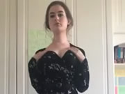 房間自拍脫衣露奶的洋妹子