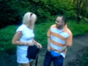 金髮騷婦在郊野公園與陌生男人尋找刺激