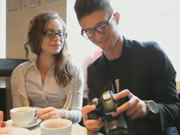 戴眼鏡的可愛少女在相機上吸吮雞巴