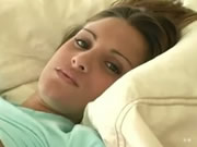 外國妞近距離陰唇伸展