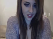 性感嫩妹在直播用電動按摩棒愛撫自瀆手淫