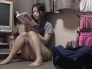 女生撫摸自己並快樂地呻吟